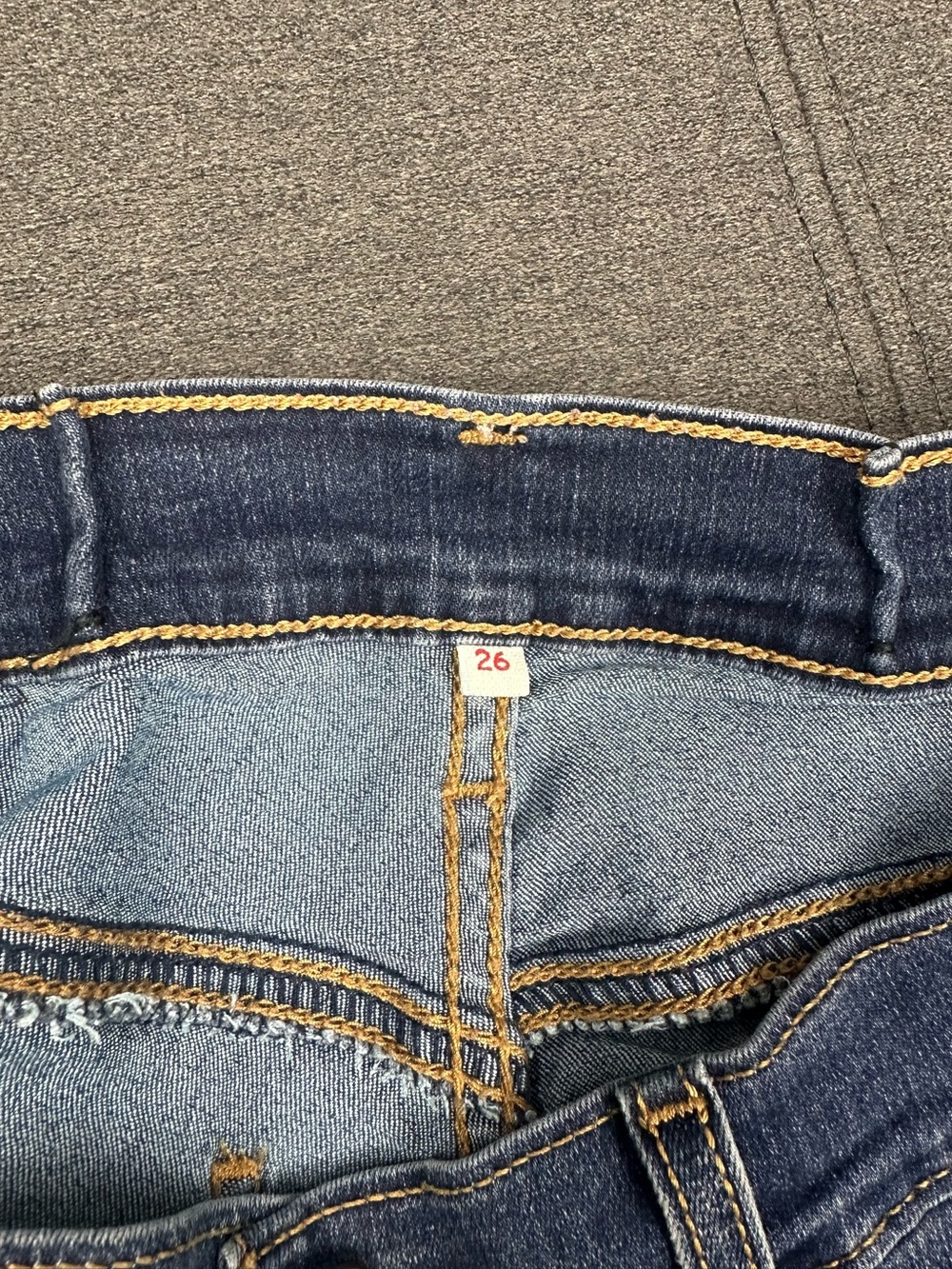Levi’s Medium Wash Stretch Cuffed Denim Shorts Women’s 26 Mid Rise - Picture 12 of 15